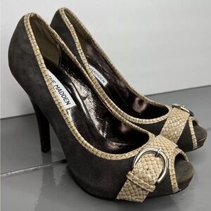 Steve Madden “Lezlie” Deep Grey Suede Snakeprint Buckle Peep Toe Heels Sz 5.5M